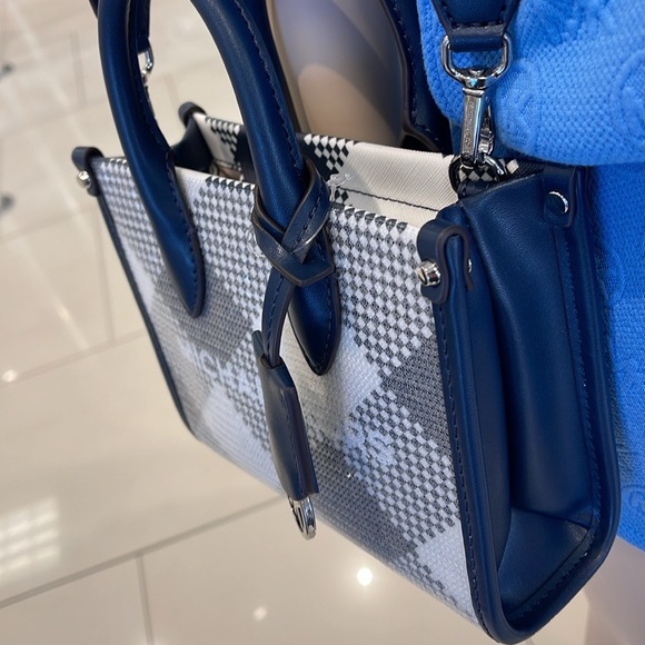 Michael Kors Mirella Extra-Small Logo Crossbody XBODY Shopper Bag
Navy 
NWT - Picture 4 of 16